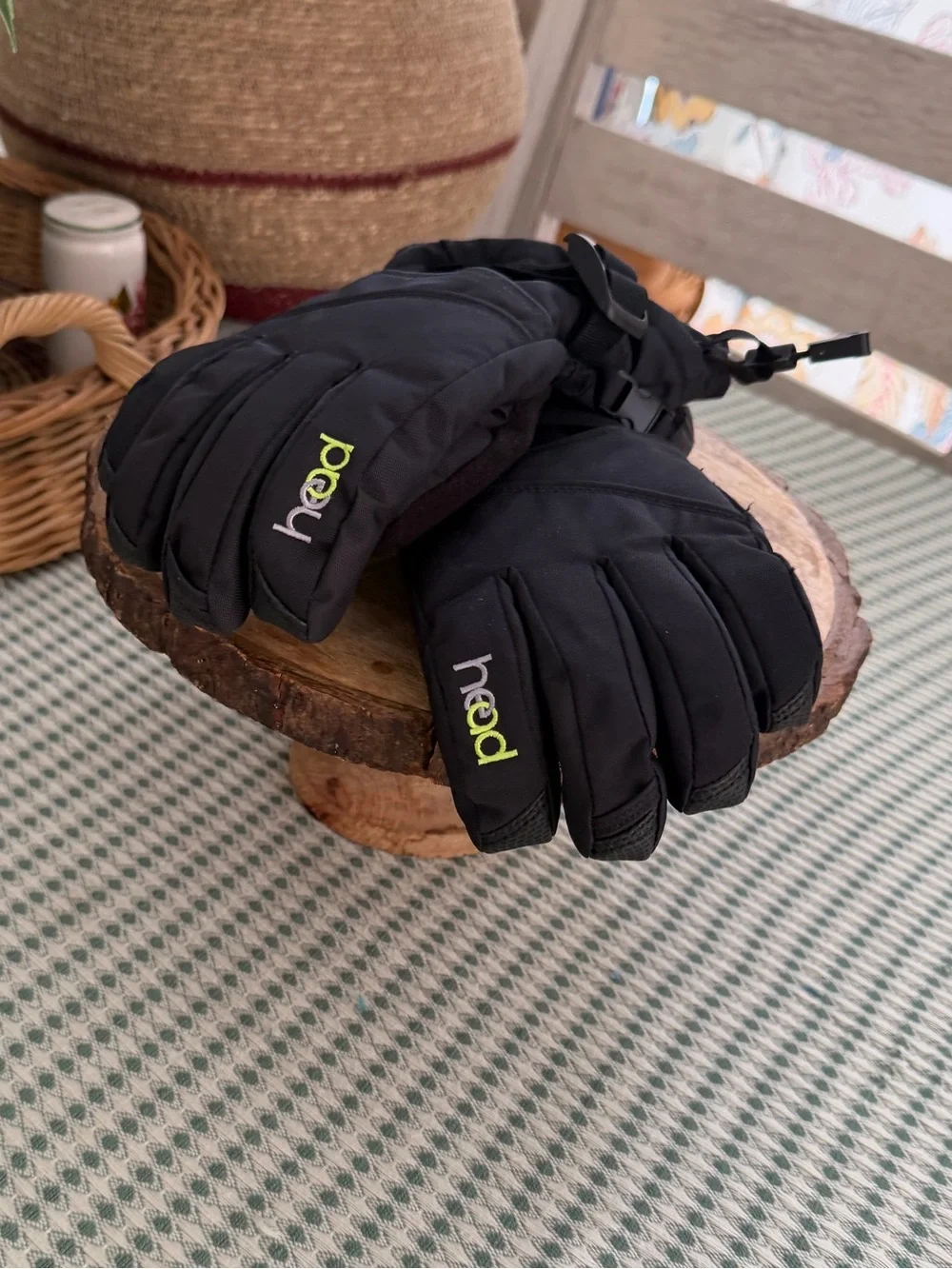 New HEAD Junior Ski Gloves in black with lime green Size Medium